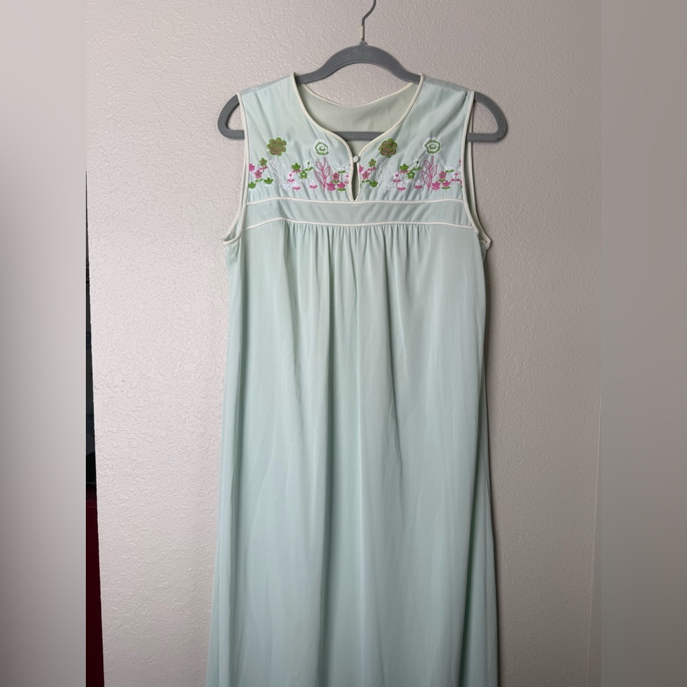 Vintage JCPenny embroidered nightgown and robe set | sz M